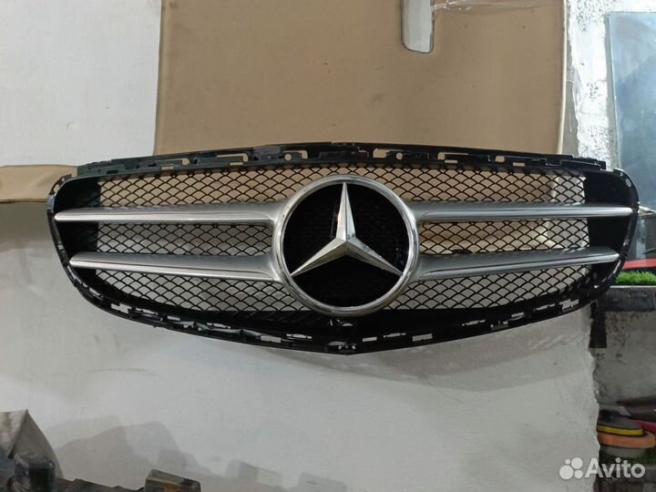 Решетка переднего бампера Мерседес