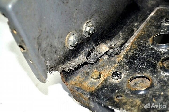 Корпус нижней подножки пластиковый, левый mercedes