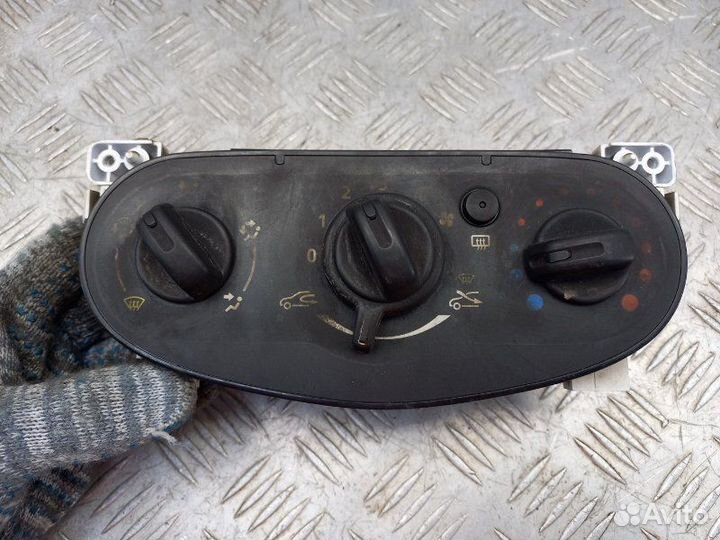 Блок управления печкой Renault Logan 1 1.4 K7J710