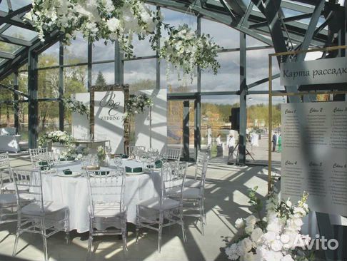 Свадебный стол молодоженов, украшение зала