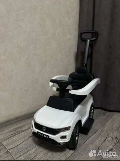 Детская машинка каталка с ручкой