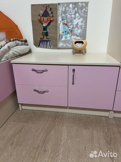 Кровать, шкаф для одежды, письменный стол