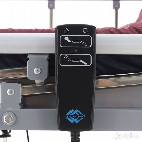 Удобная медицинская кровать с пультом управления