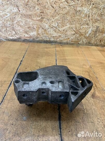 Кронштейн двигателя Volkswagen Passat B6 2.0 TDI