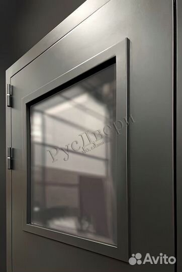 Противопожарная двустворчатая дверь с остеклением