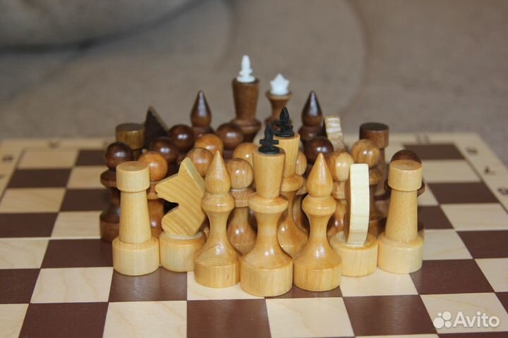 Деревянные лакированные шахматы с доской 29 см