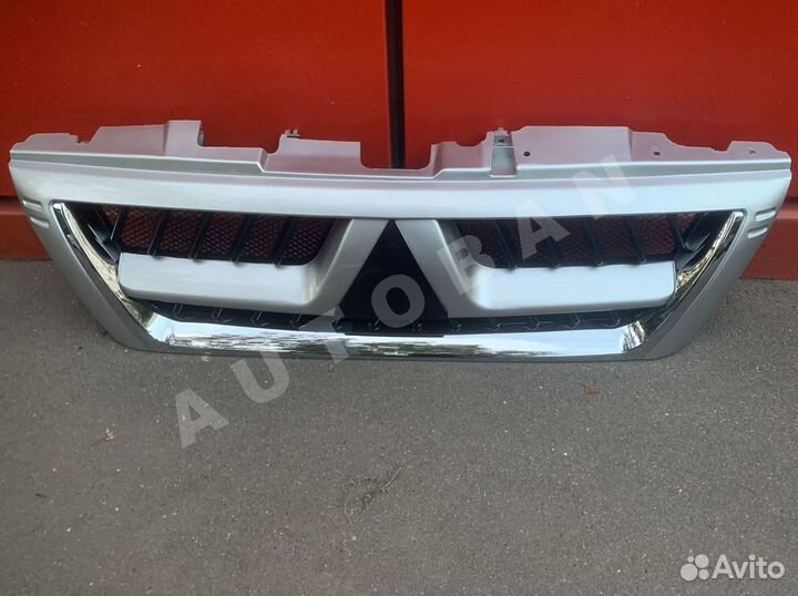 Решетка радиатора Mitsubishi Pajero 3 2000-06
