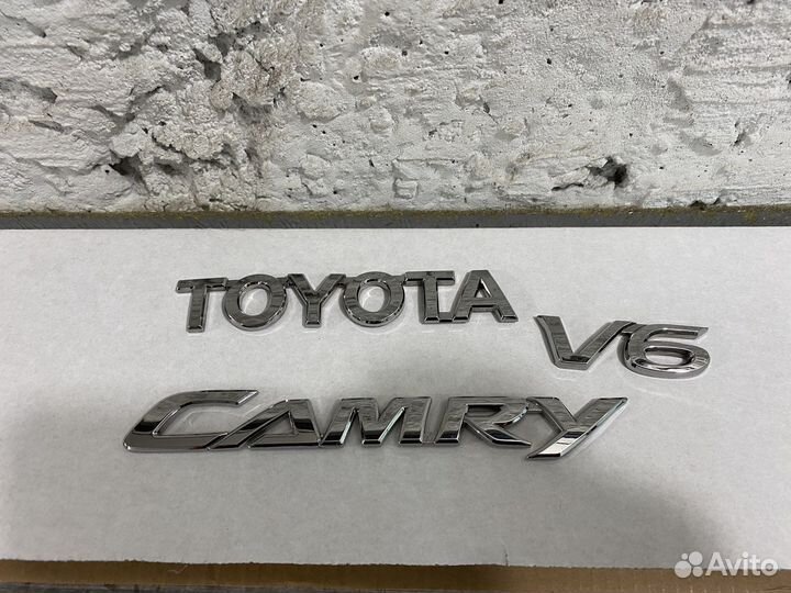 Эмблема крышки багажника на toyota camry