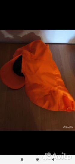 Каска строительная и кепка сигнальная