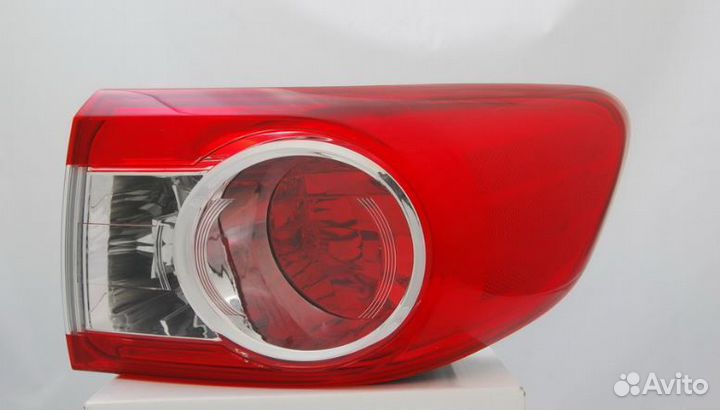 Фонарь задний правый toyota corolla 2010