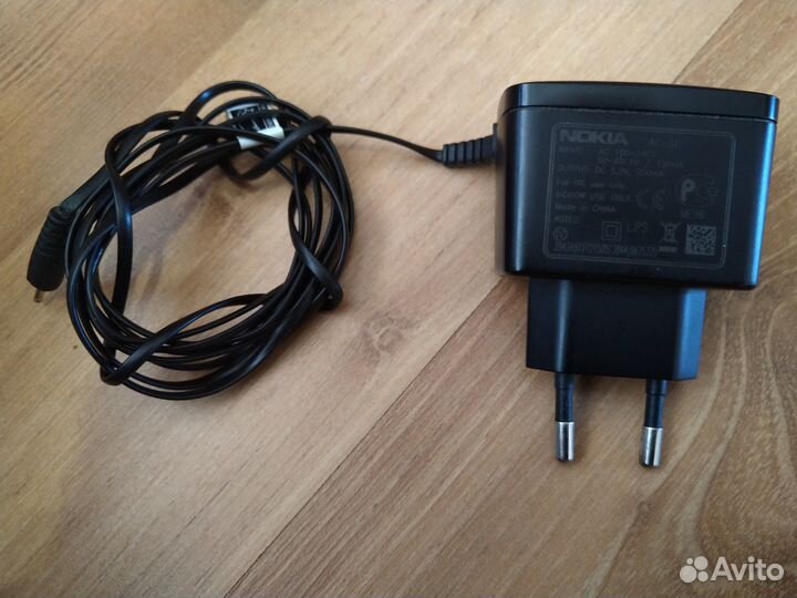 Зарядка,гарнитура и коробка от телефона Nokia 6131