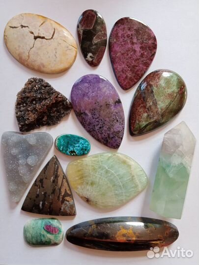 Натуральные камни. Окаменелости. Кабошоны. Друзы