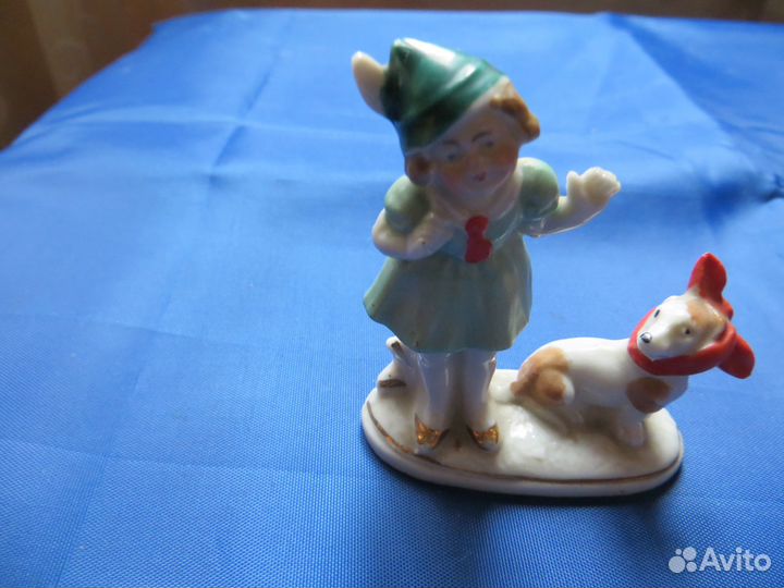 Фарфоровая статуэтка. Девочка лечит собачку