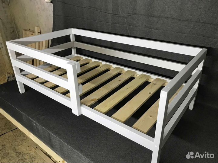 Детская кровать из массива дерева