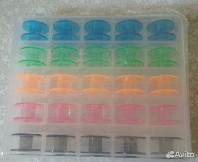 Набор разноцветных шпулек для швейной машины