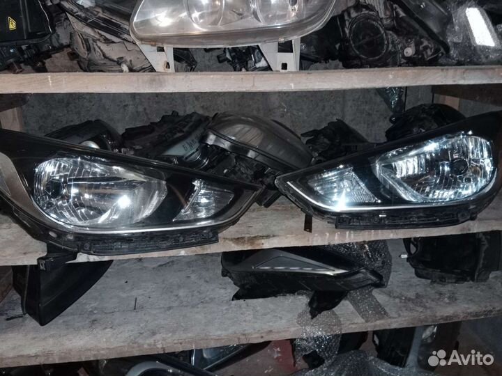Передняя правая и левая фара Hyundai Solaris 2