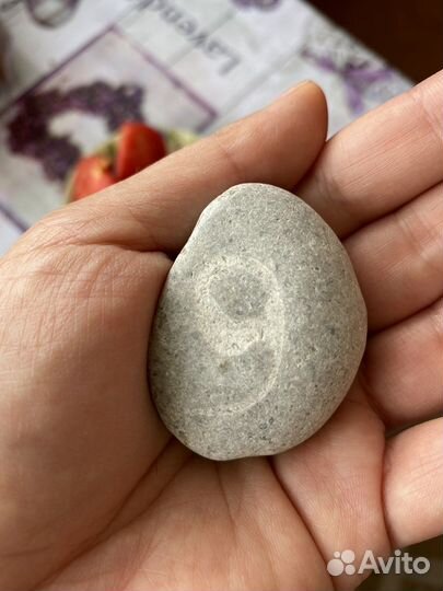 Камень с цифрой 9 или 6