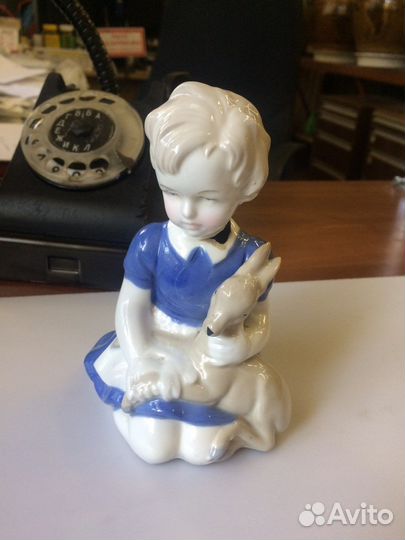 Фарфоровая статуэтка 