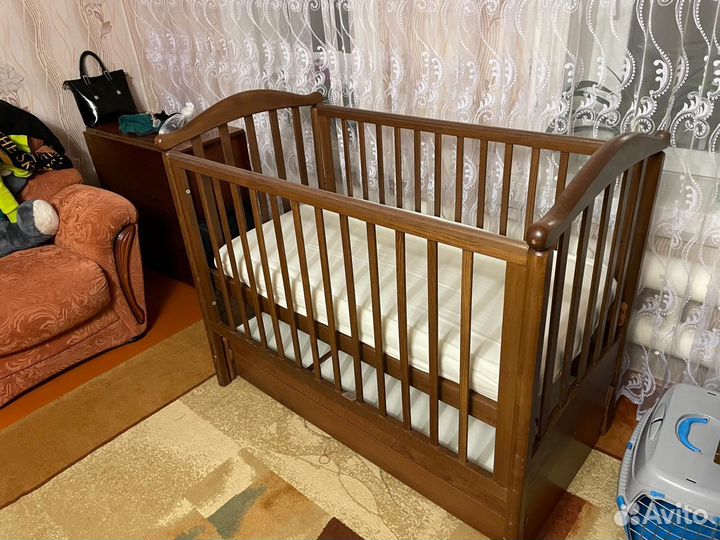 Детская кроватка с маятником и ящиком