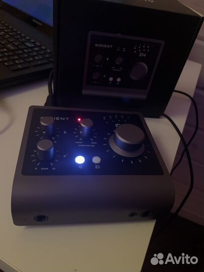 Студийный микрофон