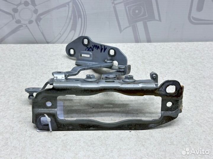 Петля капота правая Mercedes-Benz C W204 M272.947