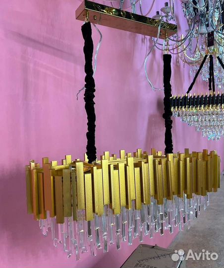 Люстра бра лампы обои двери шторы диваны мебель