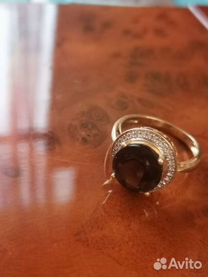 Золотой перстень с ониксом и бриллиантами 585