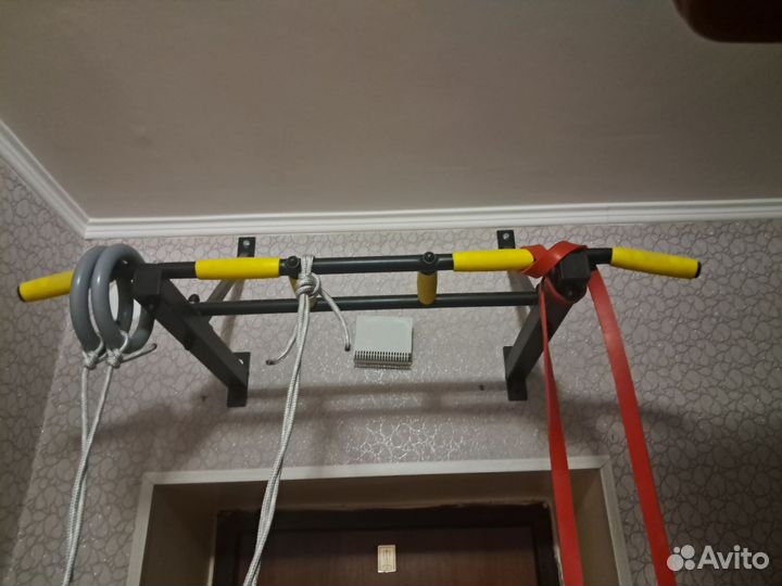 Турник настенный