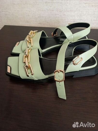 Сандалии новые