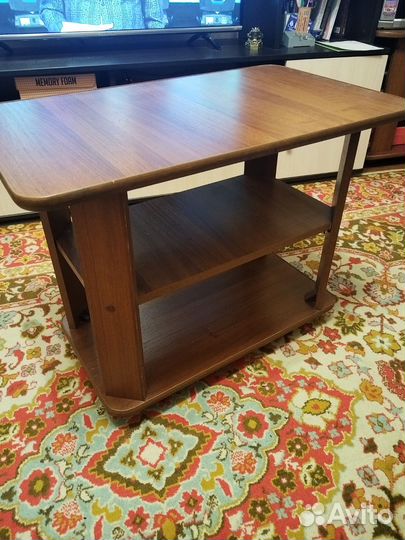 Журнальный столик на колесах