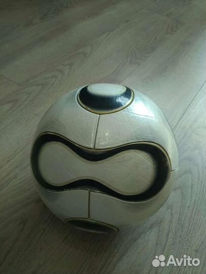 Футбольный мяч adidas teamgeist