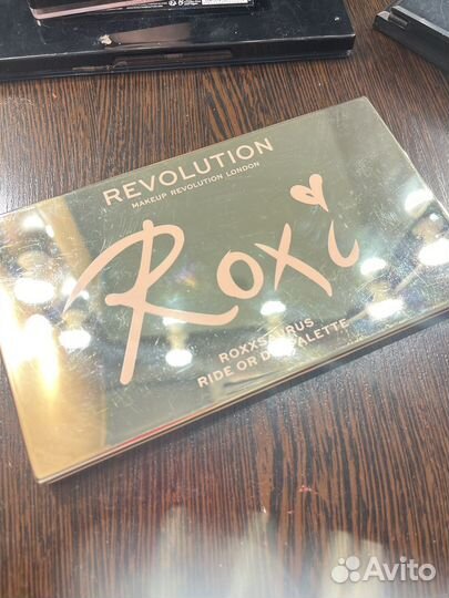 Тени makeup revolution Roxi