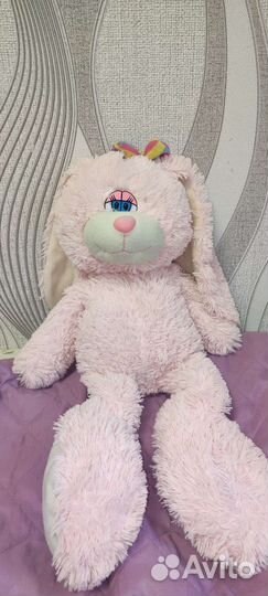 Большой плюшевый заяц