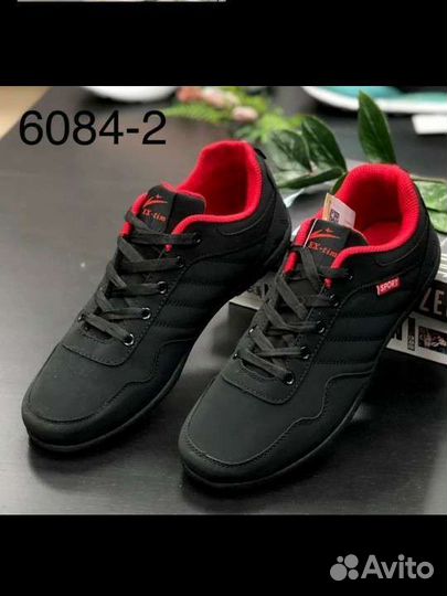 Кроссовки разные