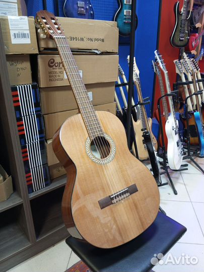 Классическая гитара из массива красного кедра