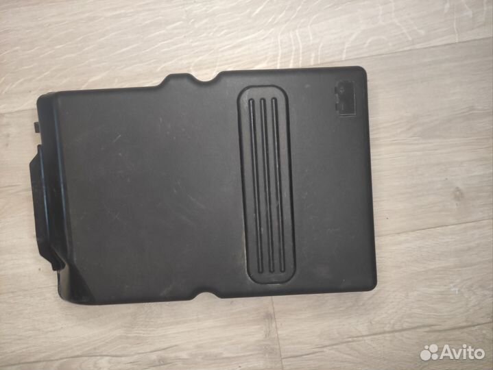 Крышка аккумулятора Мазда 3 бк