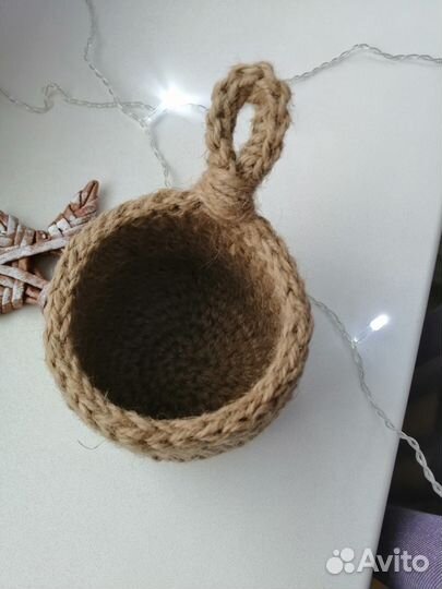 Вязаная корзина из джута