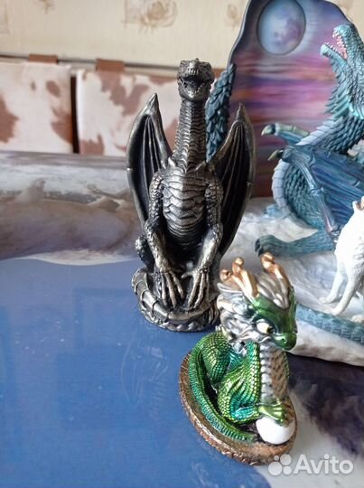 Статуэтки драконов и феи