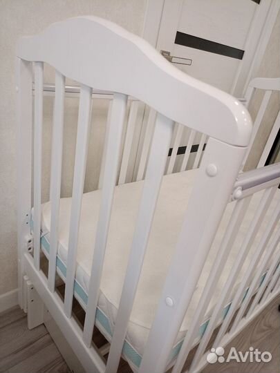 Детская кроватка с маятником и матрасом новая