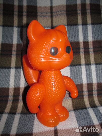 Игрушки СССР, кот, коробка от паровоза. Собака кит