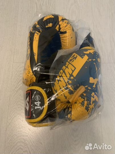 Боксерские перчатки Twins Special 14oz