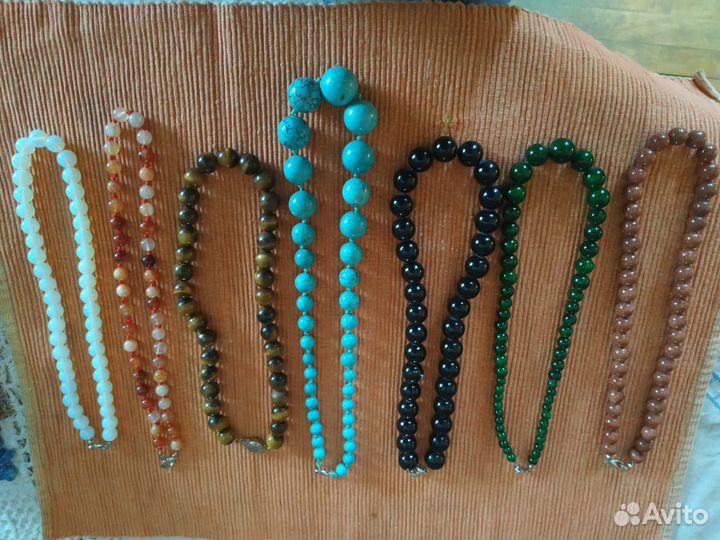Бусы, кулоны, фигурки из камня