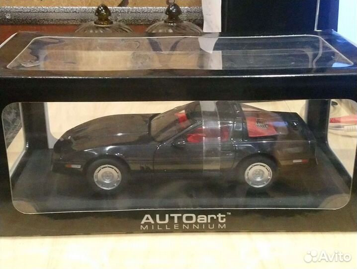 Модель автомобиля Chevrolet Corvette C4 1:18