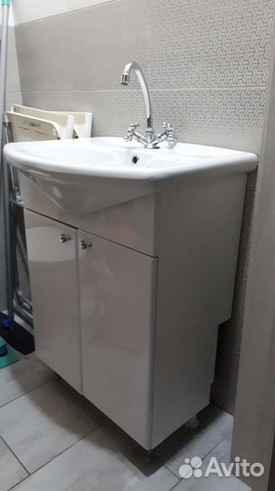 Раковина с тумбой для ванной
