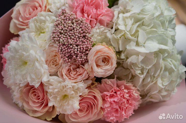 Нежный букет с гортензией и розовым диантусом