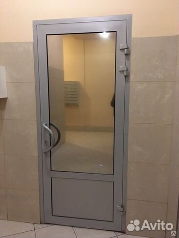 Дверь алюминиевая