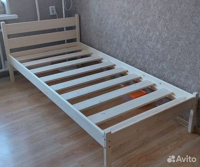 Кровать односпальная из массива
