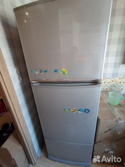 Холодильник бу Mitsubishi