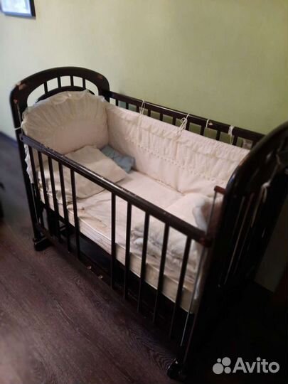 Детская кроватка с поперечным маятником