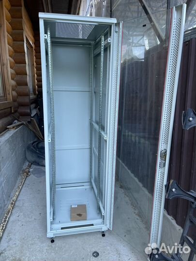 Шкаф телекоммуникационный 19 на 42 юнита
